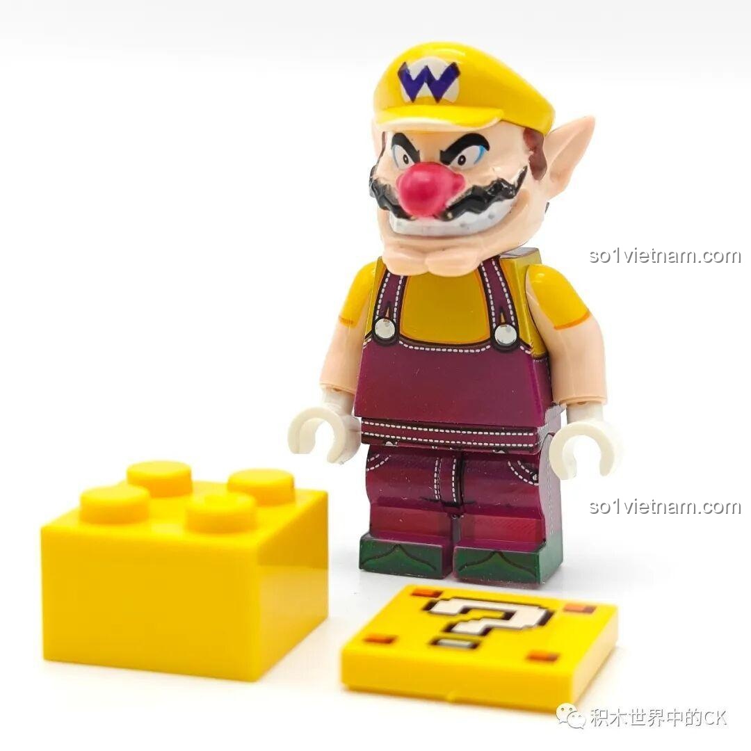 Nhân vật Wario WM6103 cùng các phụ kiện đi kèm là khối gạch và khối dấu hỏi.