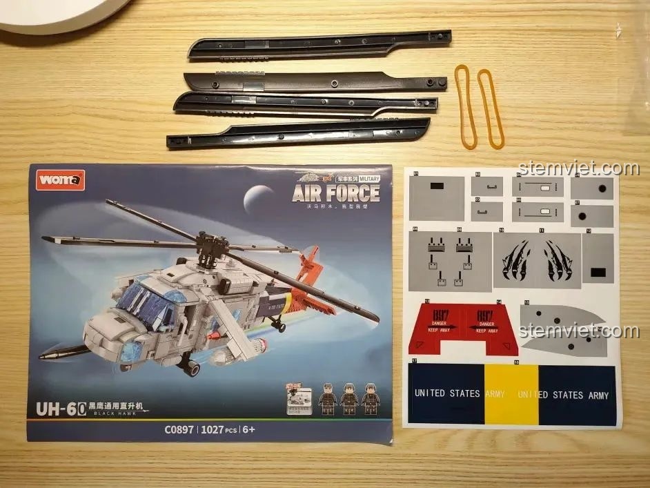 Chi tiết các bộ phận đặc biệt trong bộ WOMA C0897: cánh quạt, dây thun, sách hướng dẫn và tấm sticker.