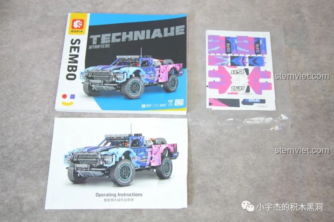 Sách hướng dẫn, sticker và giấy hướng dẫn vận hành của bộ đồ chơi xây dựng Xe bán tải hầm hố 715006.