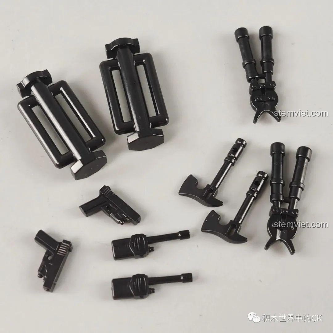 Các phụ kiện vũ khí và công cụ bằng nhựa màu đen từ bộ SEMBO 202055, sắp xếp trên nền xám.