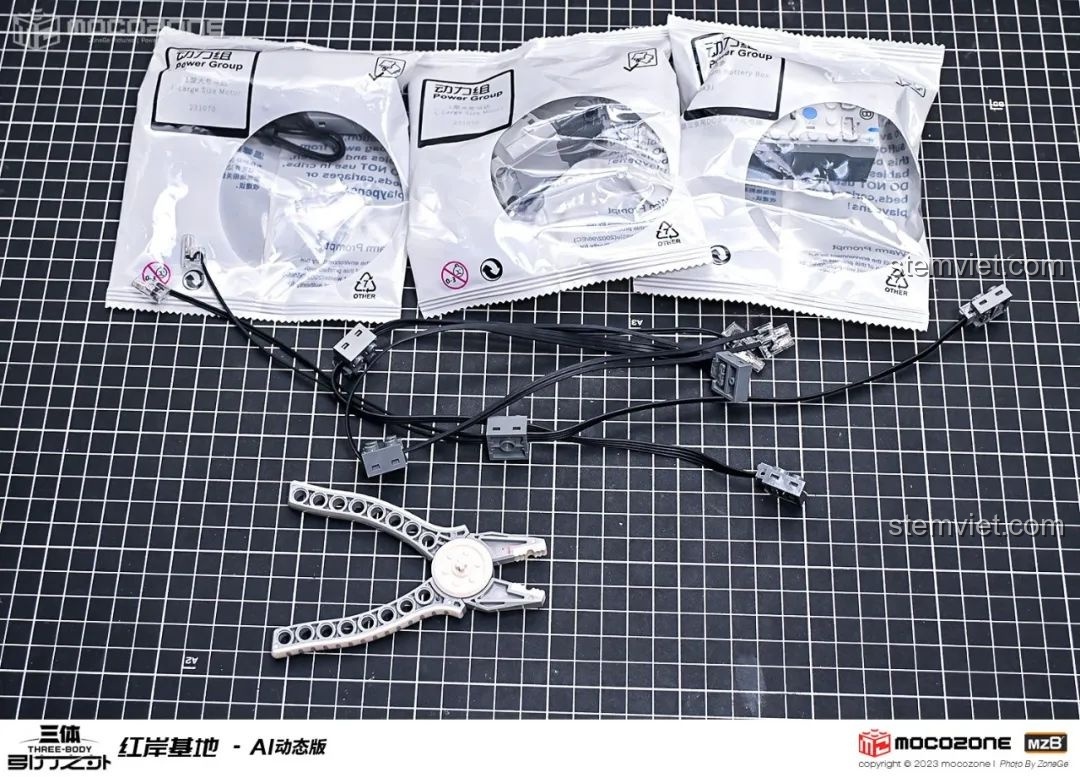 Phụ kiện đi kèm bộ lắp ráp Hồng Ngạn Cơ Địa Yangheda YHD 900500200020: động cơ, đèn LED và kìm tháo mảnh.