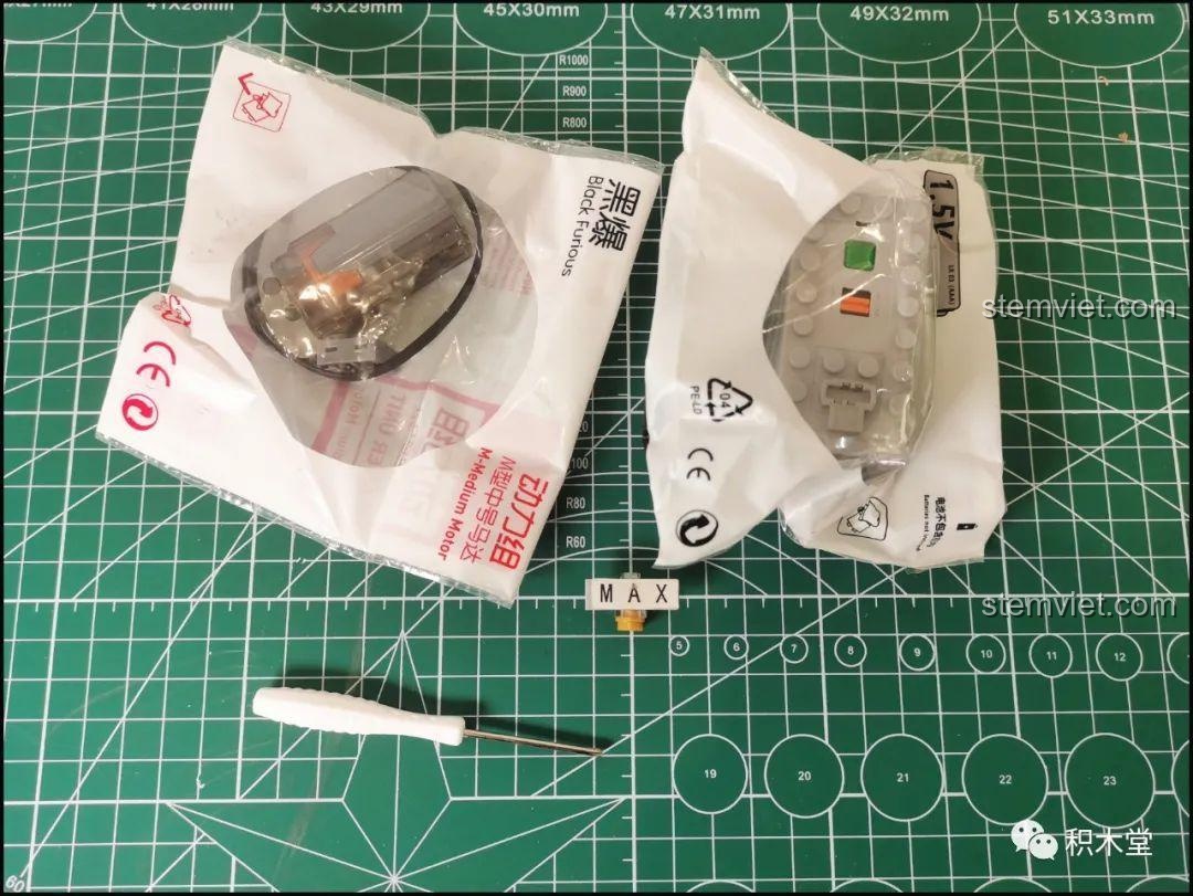 Động cơ, hộp pin và tua vít đi kèm trong bộ lắp ghép Đoàn xe tuần lộc Giáng sinh 10015.