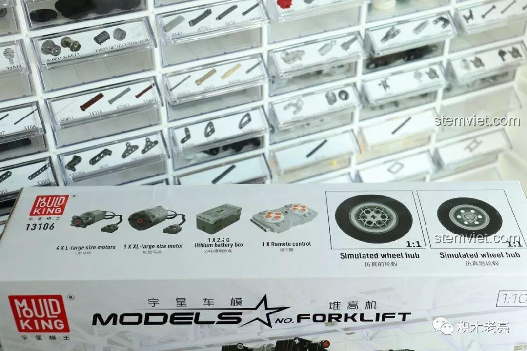 Mặt sau hộp Mould King 13106 hiển thị các phụ kiện động cơ và bánh xe mô phỏng đi kèm bộ lắp ráp.