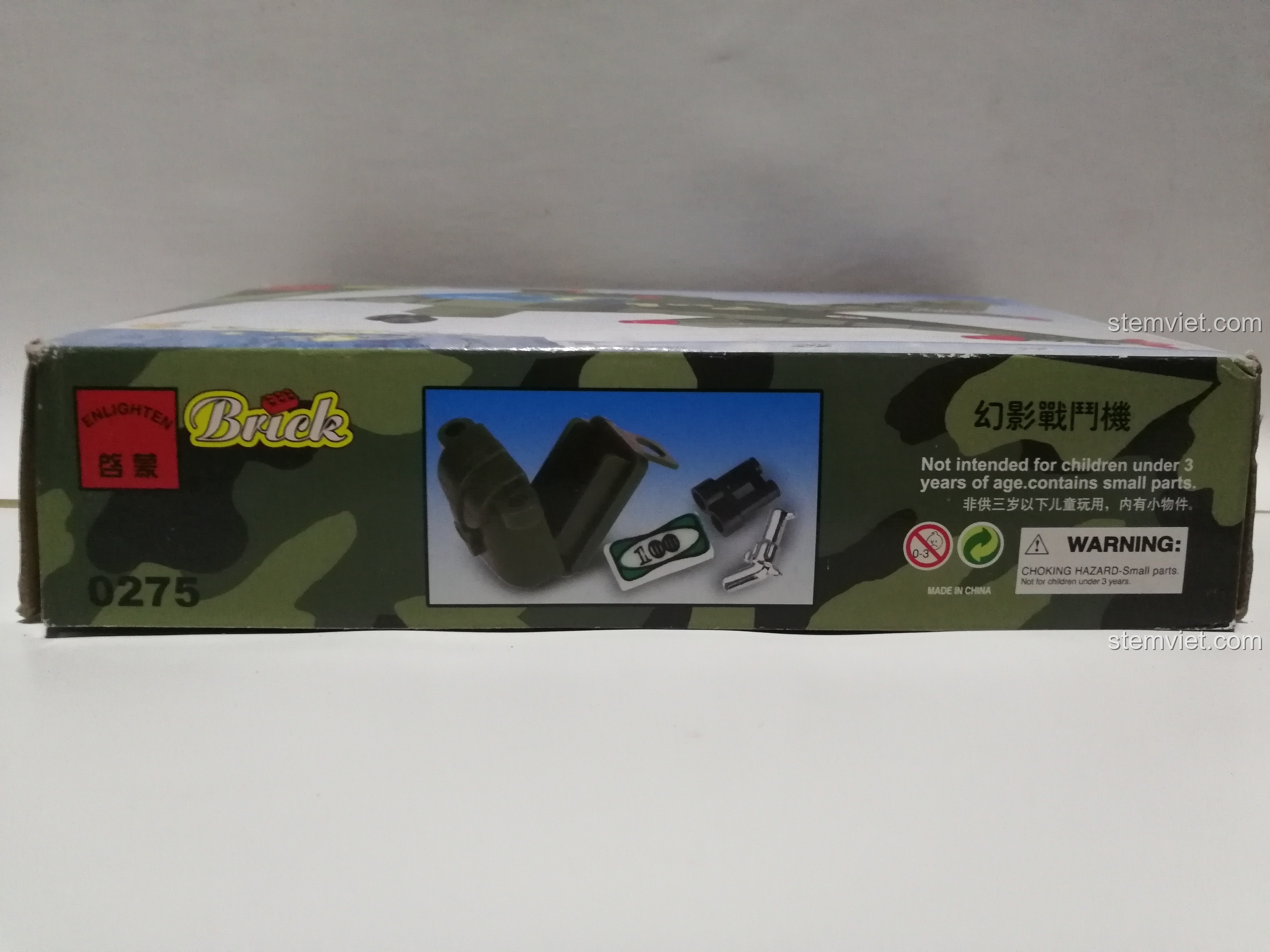 Cạnh hộp đồ chơi Enlighten 0275 hiển thị các phụ kiện đi kèm như lựu đạn, tiền và súng cho minifigure phi công.
