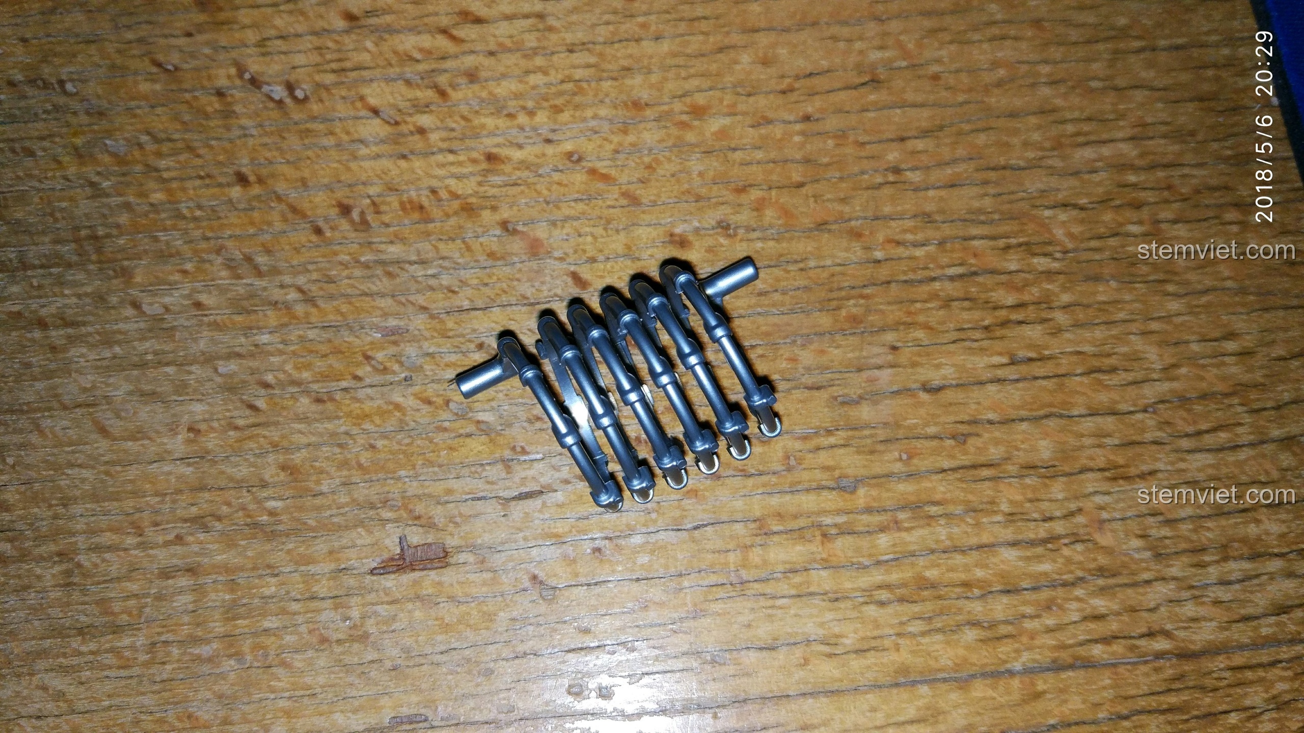 Chi tiết hàng rào kẽm gai bằng nhựa dẻo màu bạc, một phụ kiện độc đáo trong bộ lắp ráp QMAN.