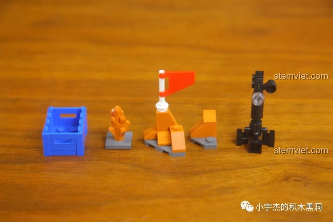 Các phụ kiện đi kèm trong bộ GUDI 10802 bao gồm thùng hàng, cờ, và dụng cụ nghiên cứu cho phi hành gia.