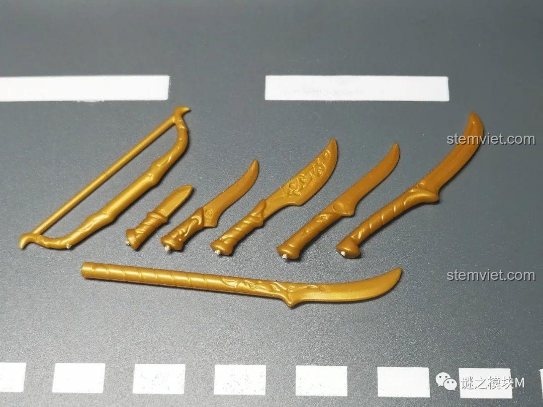 Cận cảnh chiếc khiên màu vàng với hoa văn Elven phức tạp và đẹp mắt.