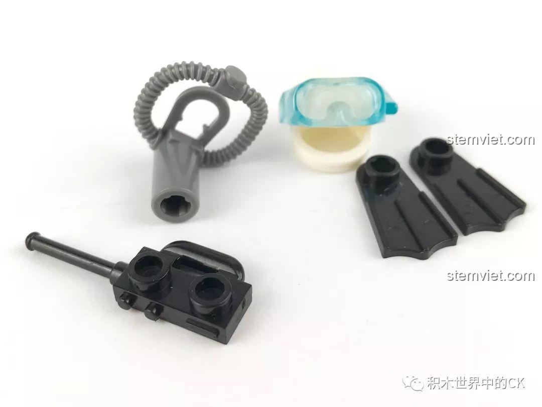 Các phụ kiện lặn biển trong bộ xếp hình Nhiệm vụ giải cứu trên biển SD9551: bình dưỡng khí, kính lặn, chân vịt.