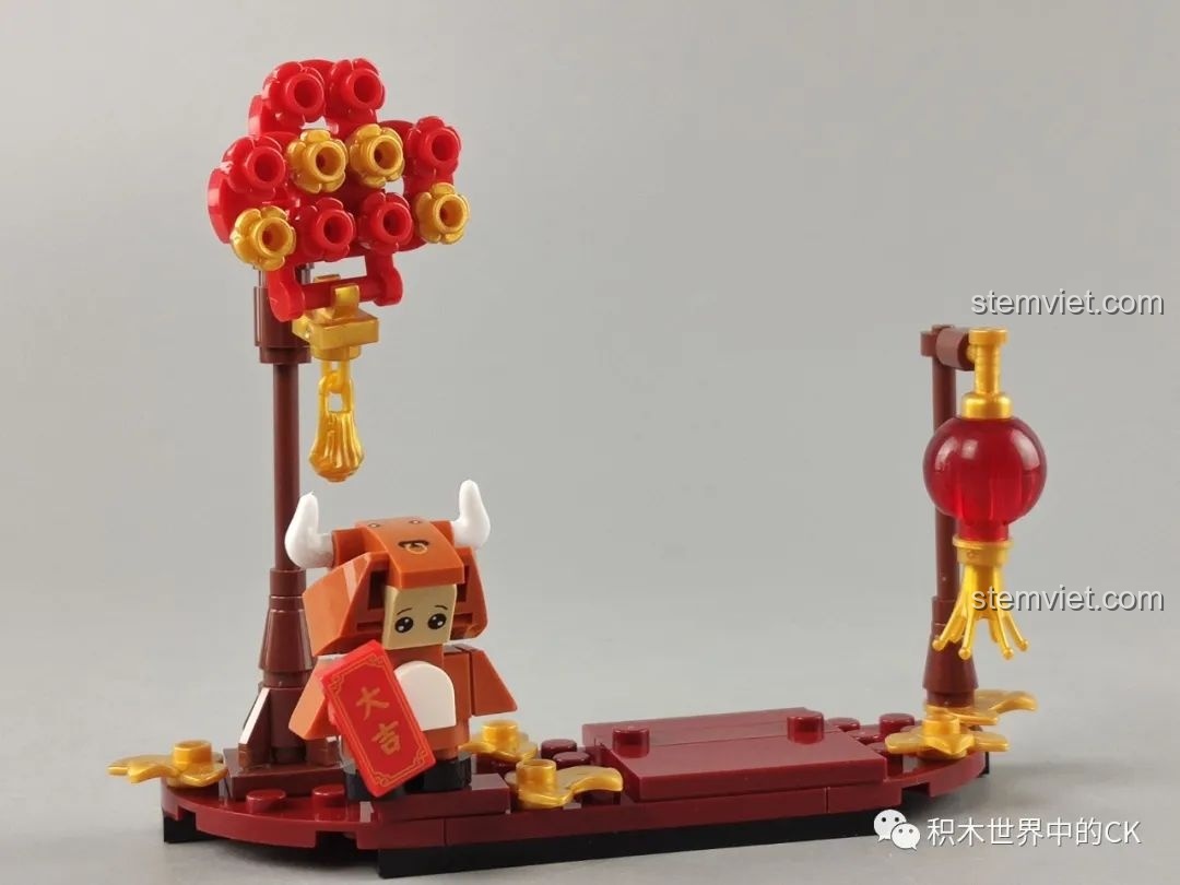 Các phụ kiện và phần đế của bộ lắp ráp chú bò Pantasy 99002, chuẩn bị cho việc hoàn thiện mô hình.