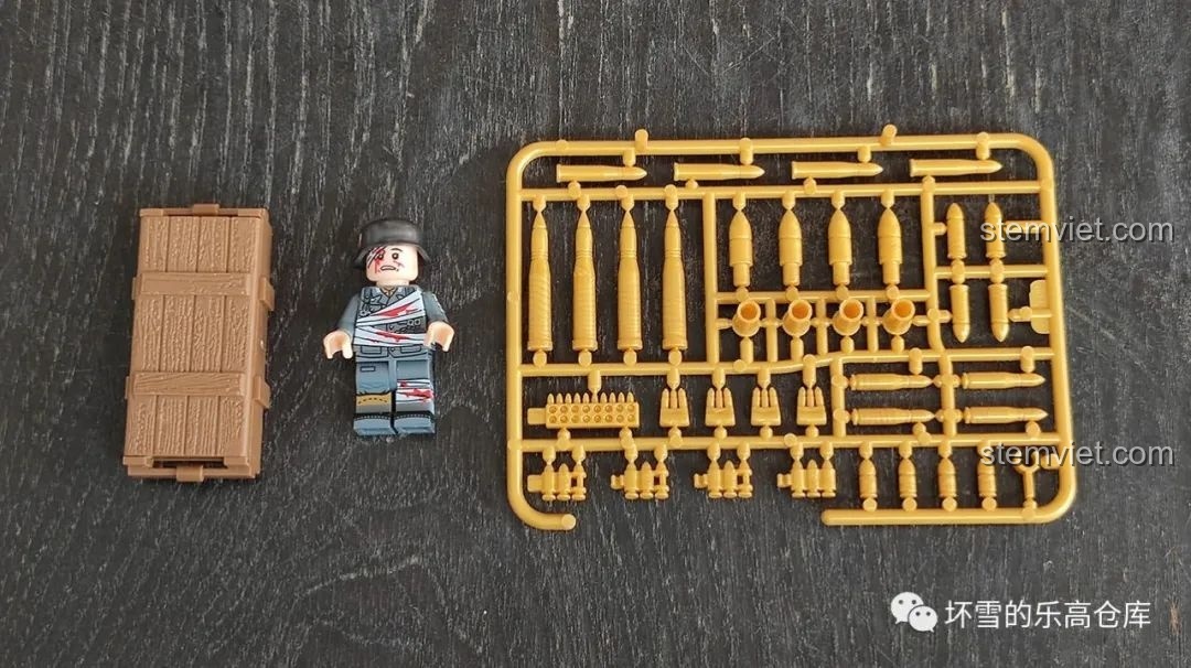 Các phụ kiện đi kèm bộ lắp ráp Pháo sIG33 Quanguan bao gồm hộp đạn, đạn pháo và một lính bị thương với chi tiết in ấn tốt.