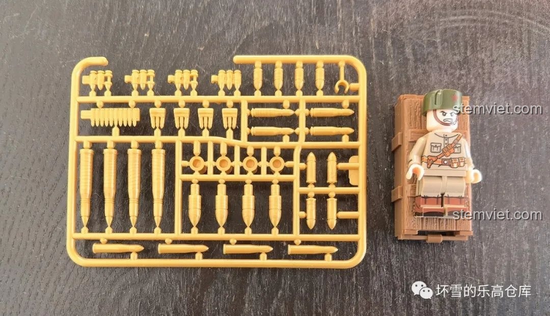 Các phụ kiện đi kèm mô hình QUANGUAN 52-K, bao gồm minifigure lính và đạn pháo. Đánh giá QUANGUAN 078 Vũ khí quân sự Liên Xô.