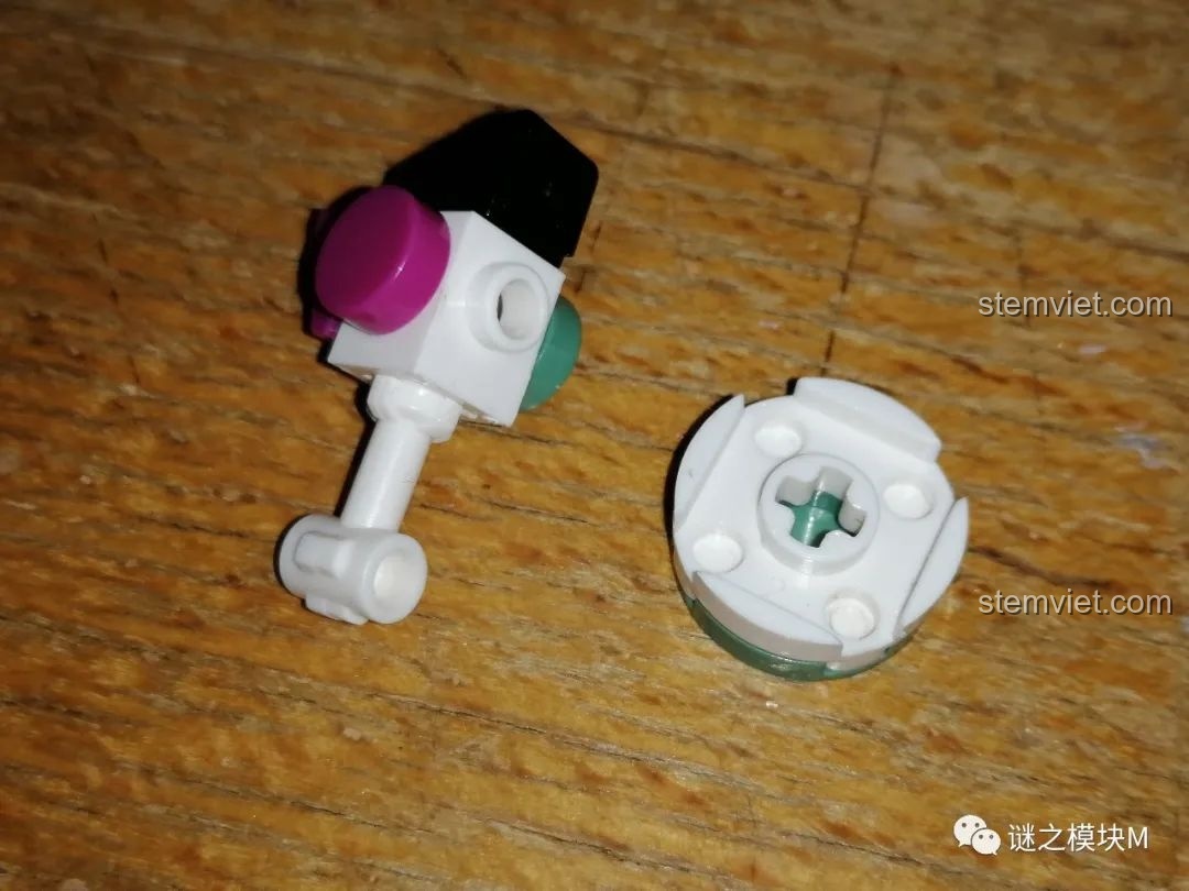 Chi tiết một phụ kiện bị lỗi gãy của bộ đồ chơi lắp ráp Kamen Rider Kuuga 82232, cho thấy chất lượng nhựa kém.