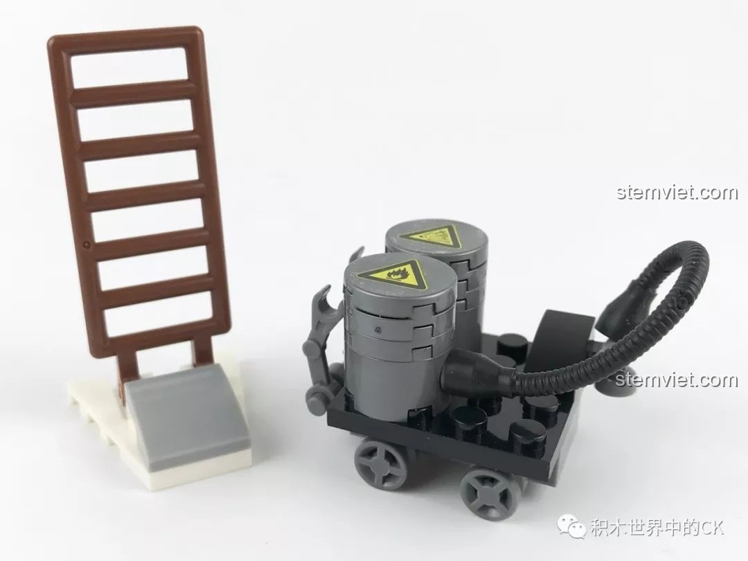 Các phụ kiện mặt đất đi kèm bộ Sembo 12781, bao gồm thang và xe chở thùng nhiên liệu.