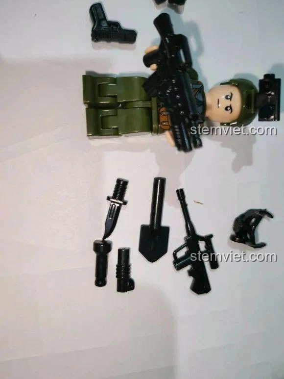 Các phụ kiện đi kèm minifigure như xẻng, mũ bảo hiểm trong bộ lắp ráp Xe Tên Lửa DF-17 CAYI 2282.