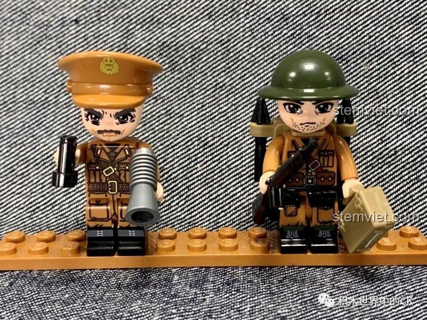 Cận cảnh hai minifigure của bộ xếp hình Mô tàu chiến Thế II 21025 được trang bị phụ kiện như súng, loa, ba lô.
