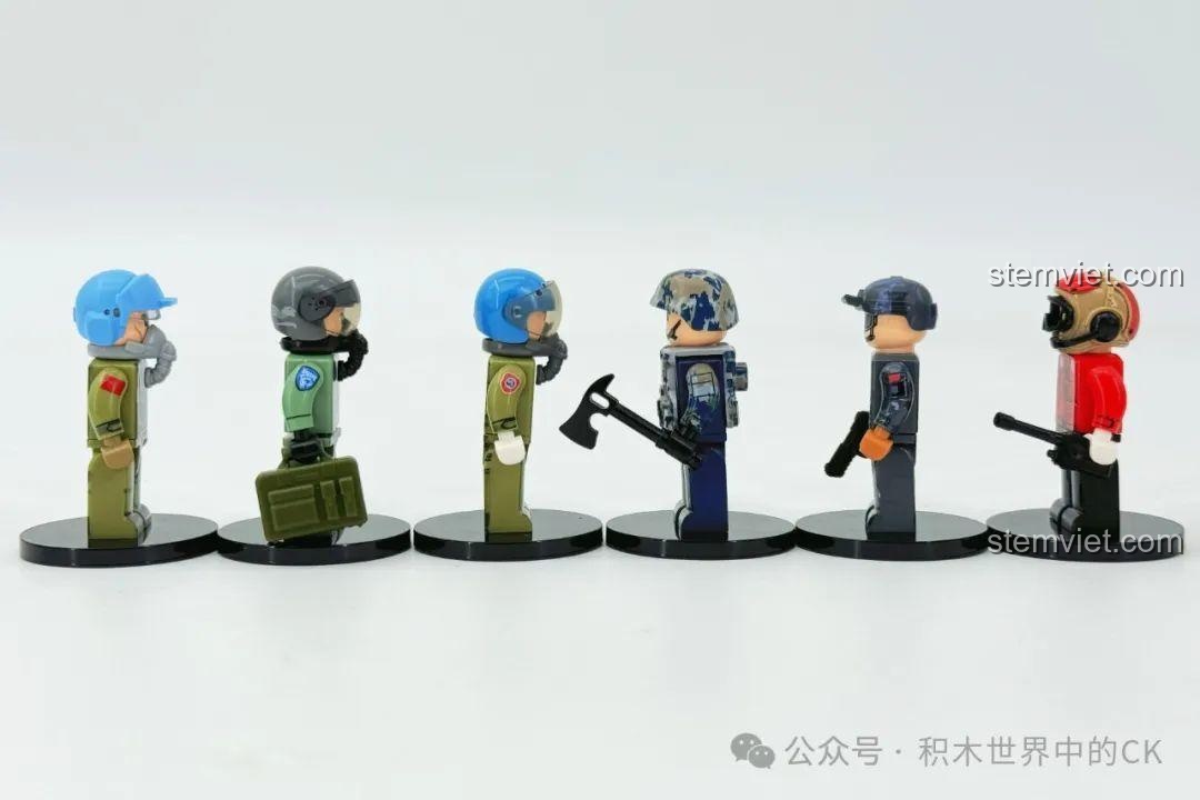 Phụ kiện đi kèm của các minifigures trong bộ lắp ráp SEMBO 202257, giúp bé sáng tạo câu chuyện.