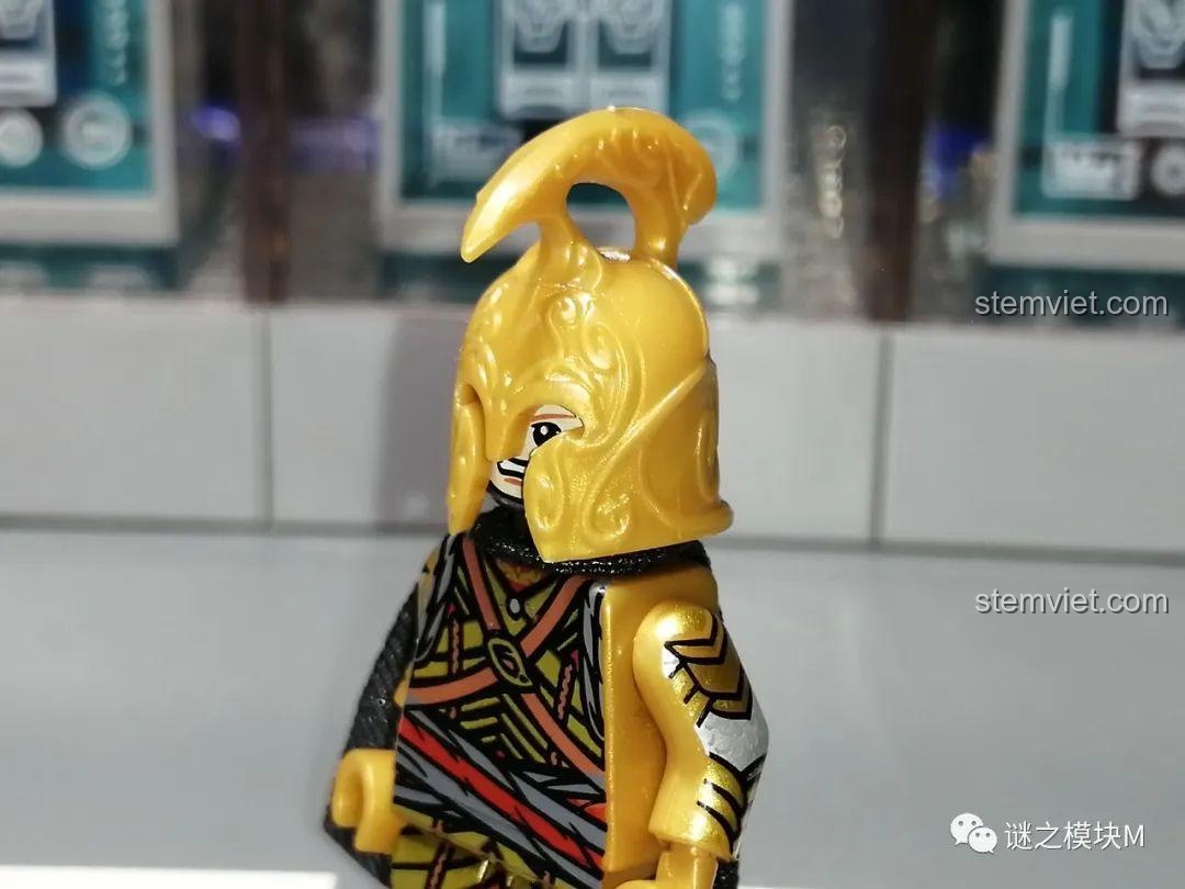 Cận cảnh phụ kiện ống đựng tên màu vàng với hoa văn chạm khắc tinh xảo.