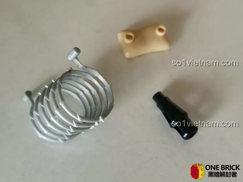 Các phụ kiện quân sự đi kèm trong bộ Sluban M38B0851, bao gồm bao cát, hàng rào kẽm gai và đầu nòng pháo.