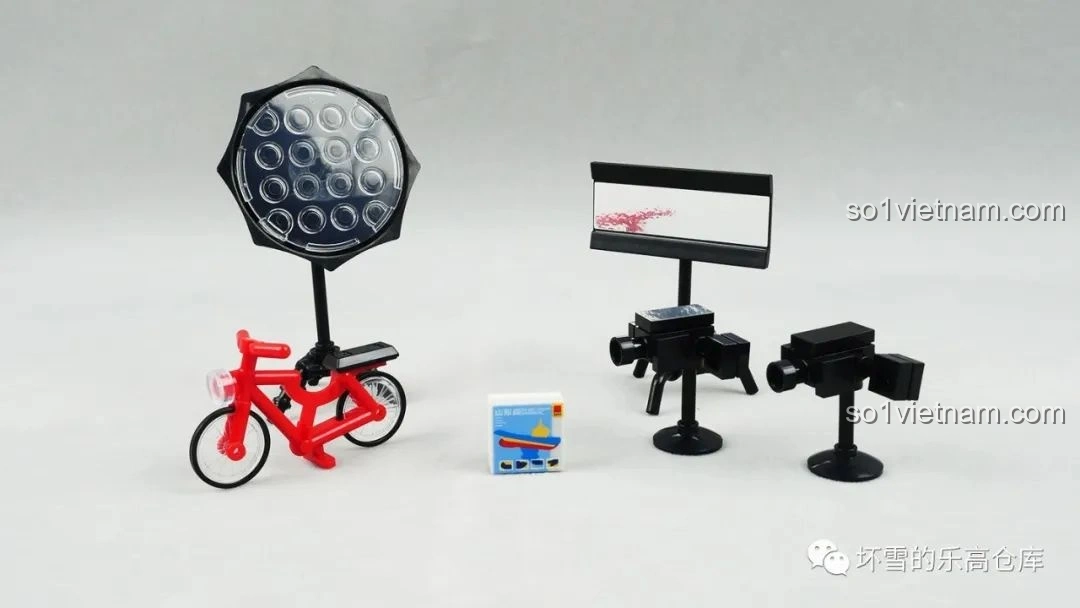Các phụ kiện quay phim đi kèm bộ lắp ghép Gia Hữu Nhi Nữ SEMBO, bao gồm đèn, máy quay, xe đạp, tăng thêm sự chân thực cho bối cảnh phim trường.
