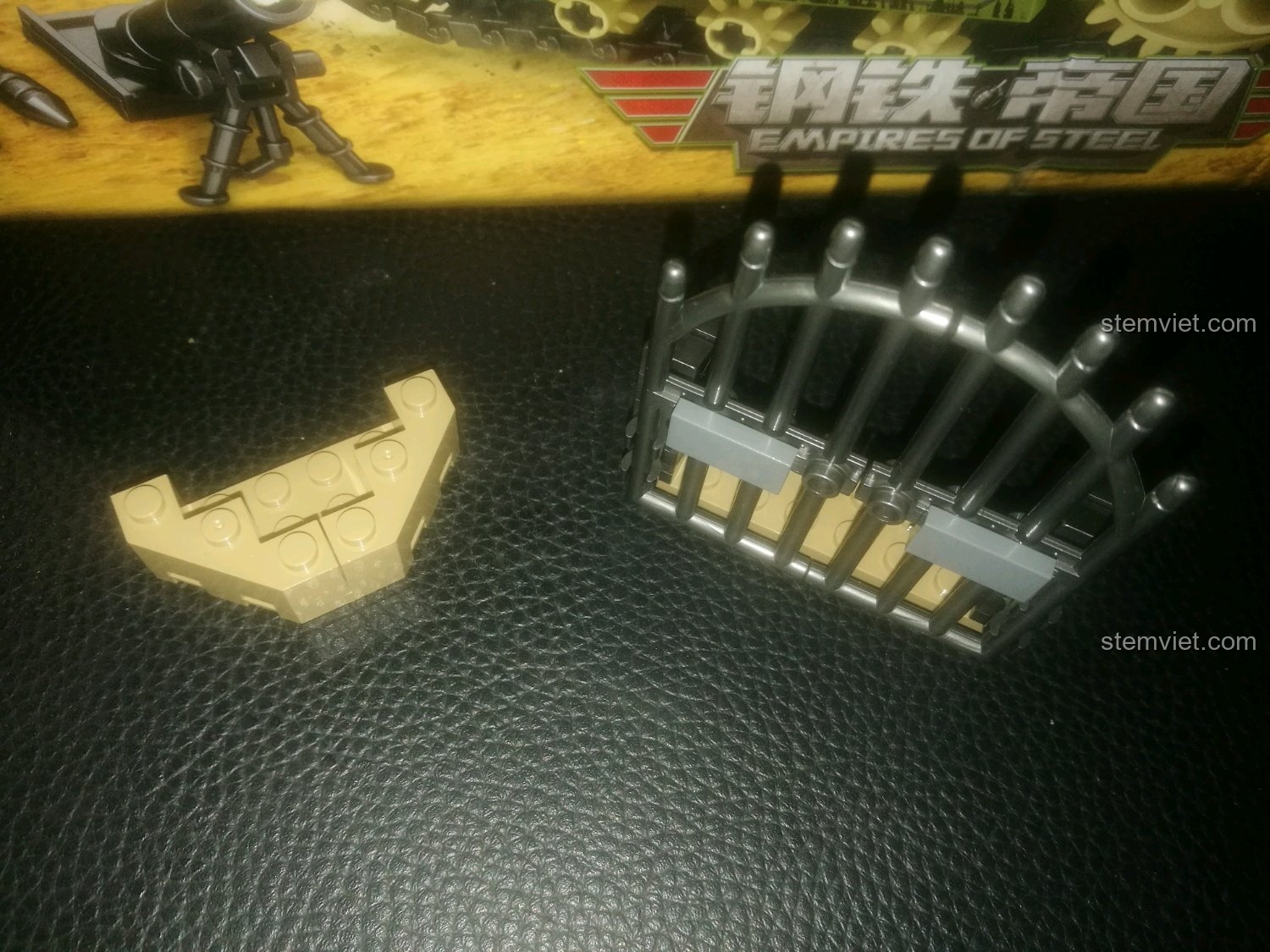 Các chi tiết phụ kiện để lắp ráp sa bàn nhỏ trong bộ xếp hình Xe tăng Pháp Thế chiến I SEMBO.