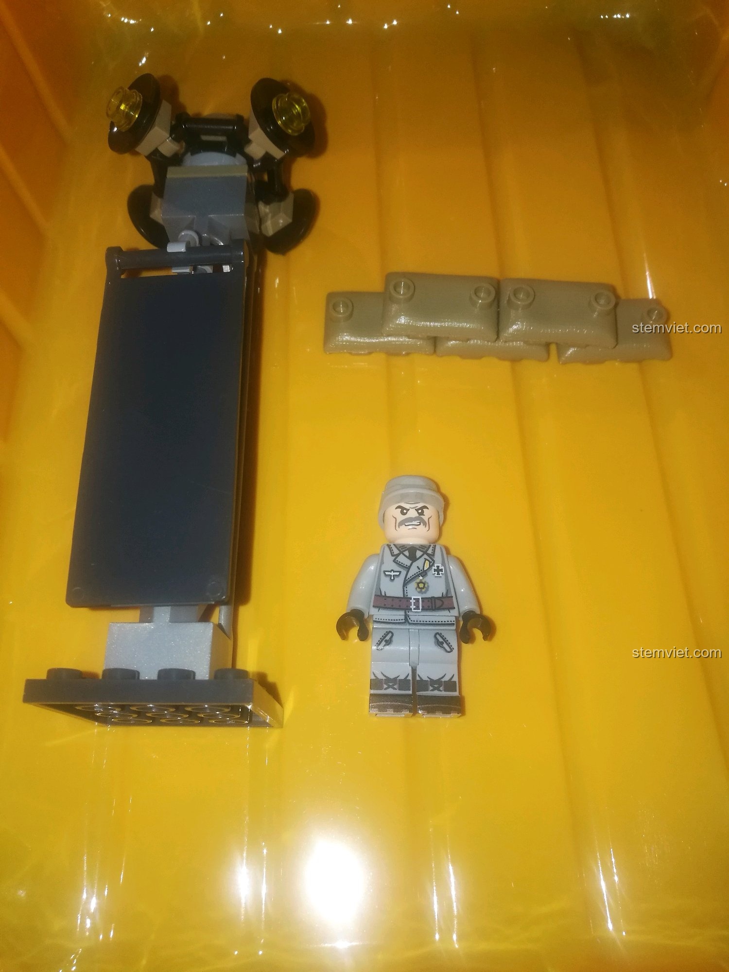 Phụ kiện sa bàn và minifigure sĩ quan chỉ huy trong bộ lắp ráp xe bọc thép SEMBO 101341.