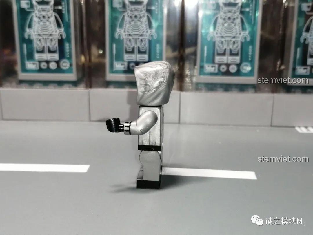 Phụ kiện đi kèm bộ minifigure Squid Game KF6149 của Kopf, bao gồm bánh quy đường và súng.