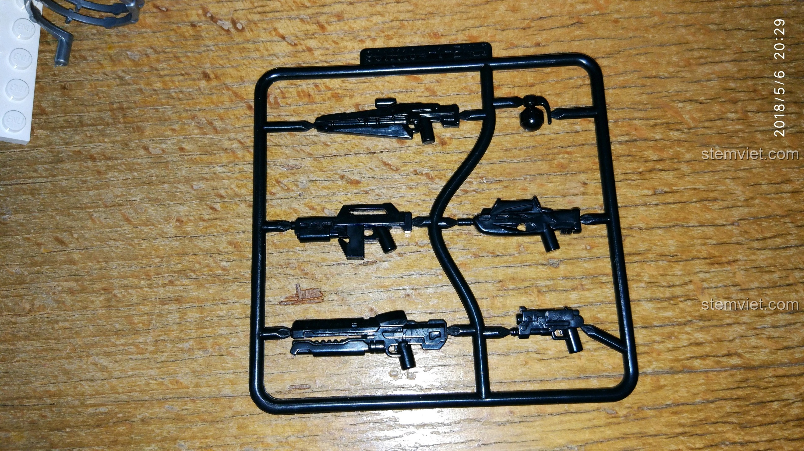 Một vỉ vũ khí khác màu đen trong bộ QMAN 2715, cung cấp thêm nhiều lựa chọn trang bị cho minifigures.