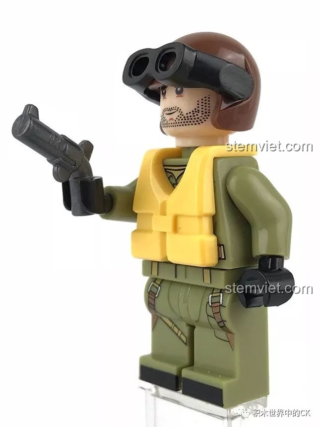 Phi công Sembo 12781 được trang bị súng lục và ống nhòm, sẵn sàng cho mọi nhiệm vụ trên không.