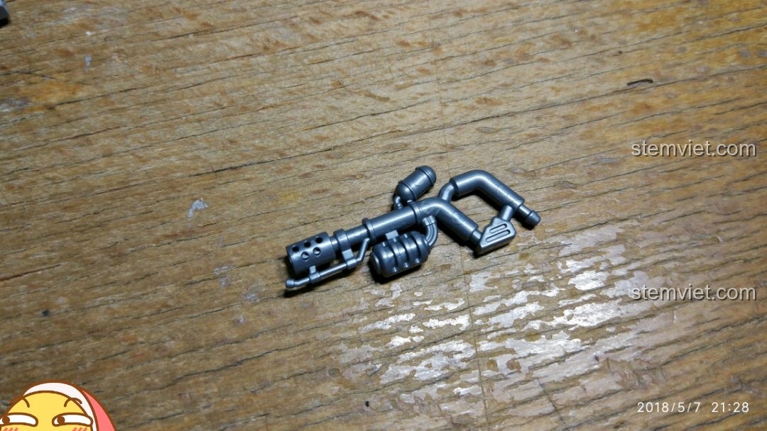 Cận cảnh phụ kiện súng phun lửa trong bộ đồ chơi lắp ráp QMAN 2713 Xe Tăng Khải Huyền.