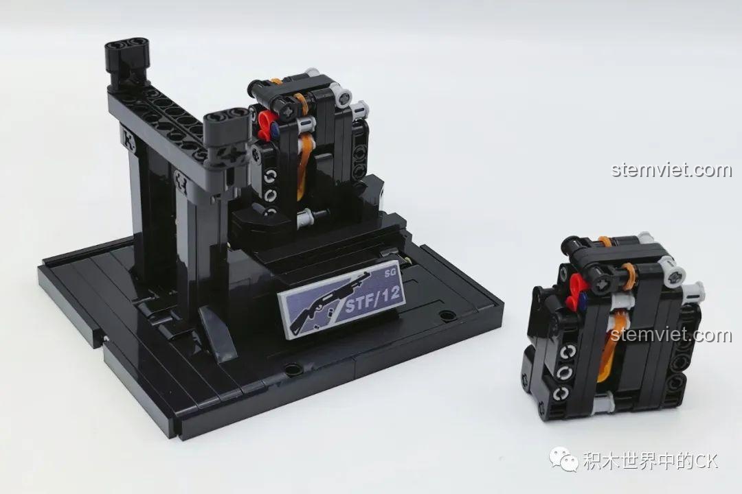 Các chi tiết của chân đế trưng bày và hộp đạn cho mô hình súng shotgun STF-12 JIESTAR 92402.