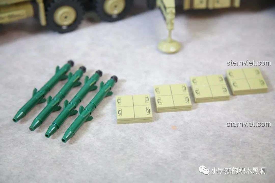 Bốn quả tên lửa và các nắp che ống phóng đi kèm trong bộ lắp ráp Xe kéo tên lửa Patriot 628014.