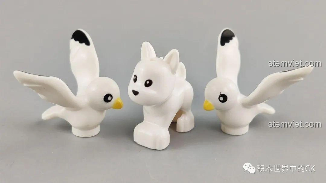 Các phụ kiện thú cưng đáng yêu đi kèm bộ lắp ráp QMAN 4804: một chú chó và hai chú chim hải âu.