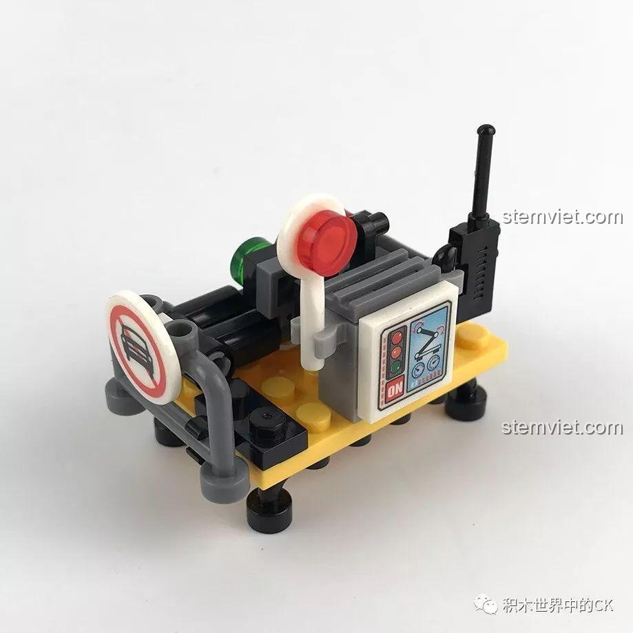 Mô hình trạm điều khiển giao thông di động trong bộ lắp ráp Sembo SD9510 với đèn tín hiệu và biển báo.