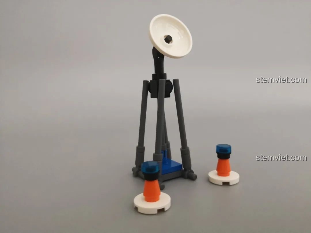 Mô hình trạm radar và cọc tiêu nhỏ được lắp ráp từ bộ GUDI 10803 Xe Tải Chở Tên Lửa Hercules.