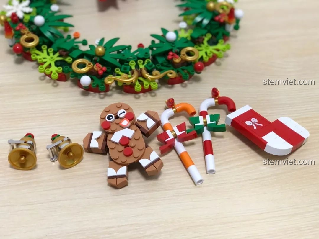 Các chi tiết trang trí nhỏ như chuông, người bánh gừng, kẹo gậy, tất Giáng Sinh của JAKI JK5118.