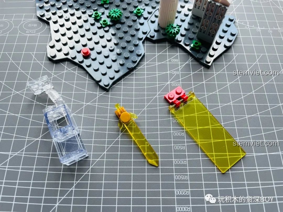 Các phụ kiện trong suốt đi kèm mô hình Ultraman Mebius SEMBO 108518: khiên ánh sáng, kiếm ánh sáng và một vật thể bí ẩn.