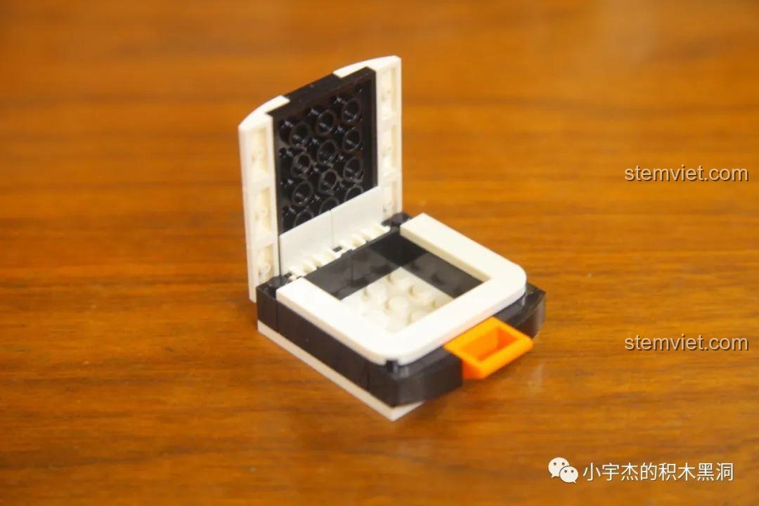 Chiếc vali nhỏ đi kèm trong bộ lắp ráp BrickCool KC010, một phụ kiện thú vị và độc đáo.