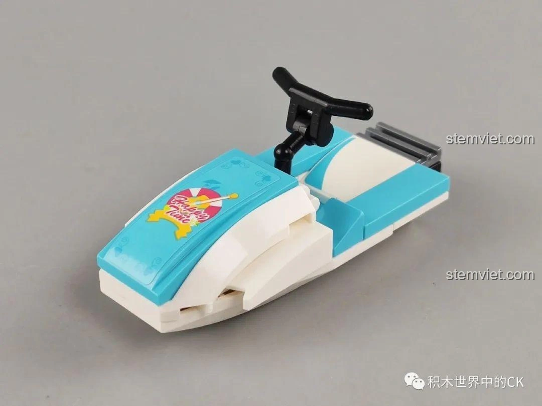 Chi tiết ván trượt nước màu xanh trắng với sticker 'Happy Time' của bộ lắp ráp QMAN 4804.