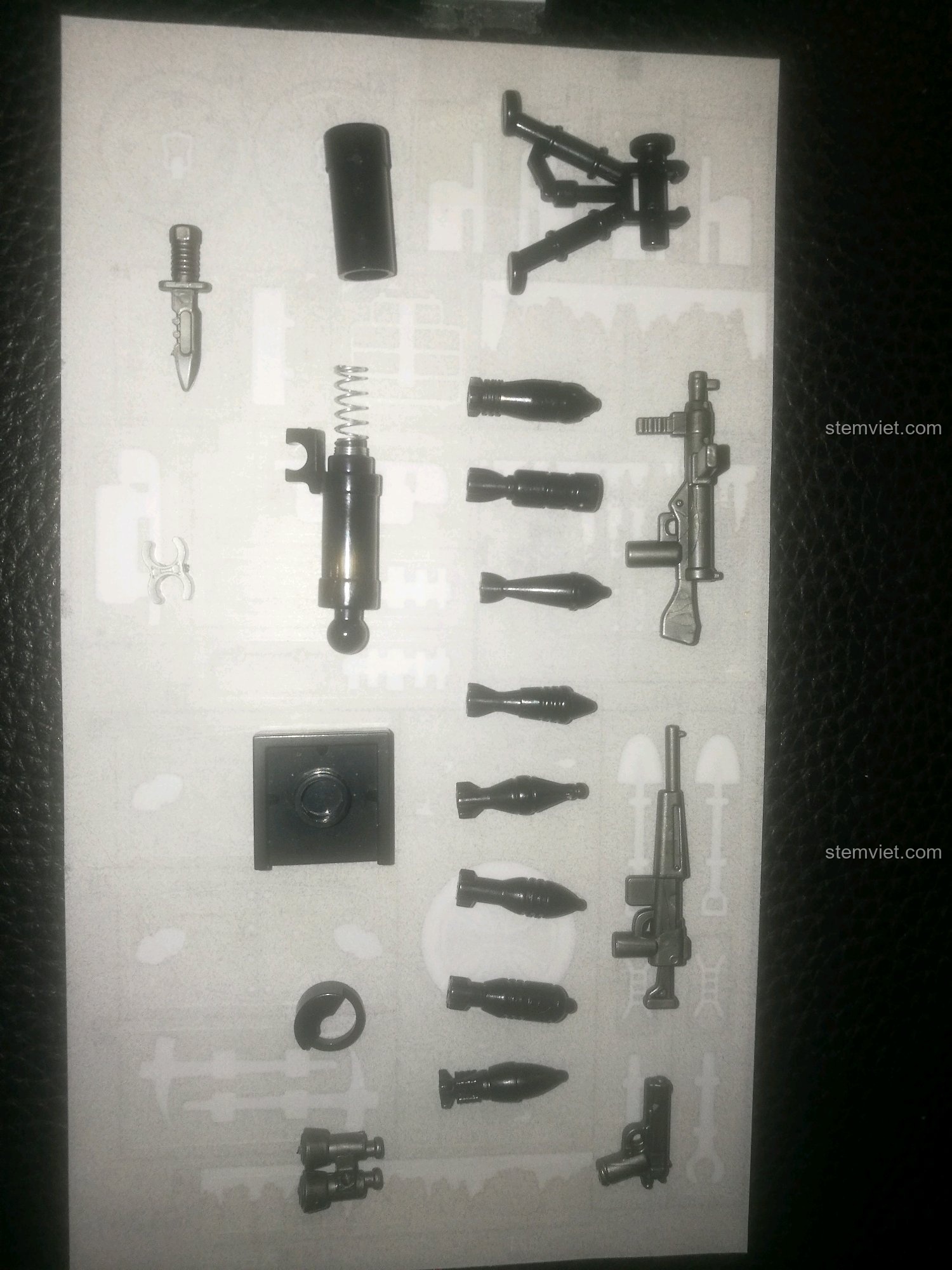 Vỉ vũ khí và phụ kiện đi kèm trong bộ lắp ráp Xe tăng Renault FT-17 SEMBO giá rẻ, bao gồm súng, đạn, ống nhòm.