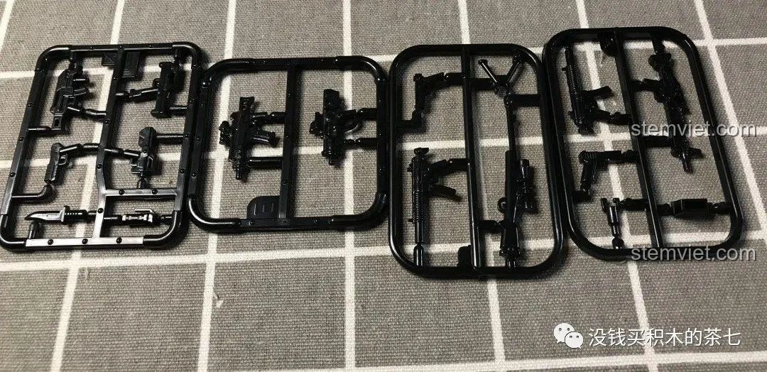 Các phụ kiện vũ khí đi kèm cho minifigure trong bộ đồ chơi lắp ráp Xe Tăng Challenger 2 FV 4034 JIAZHI 0105, tăng tính chân thực.