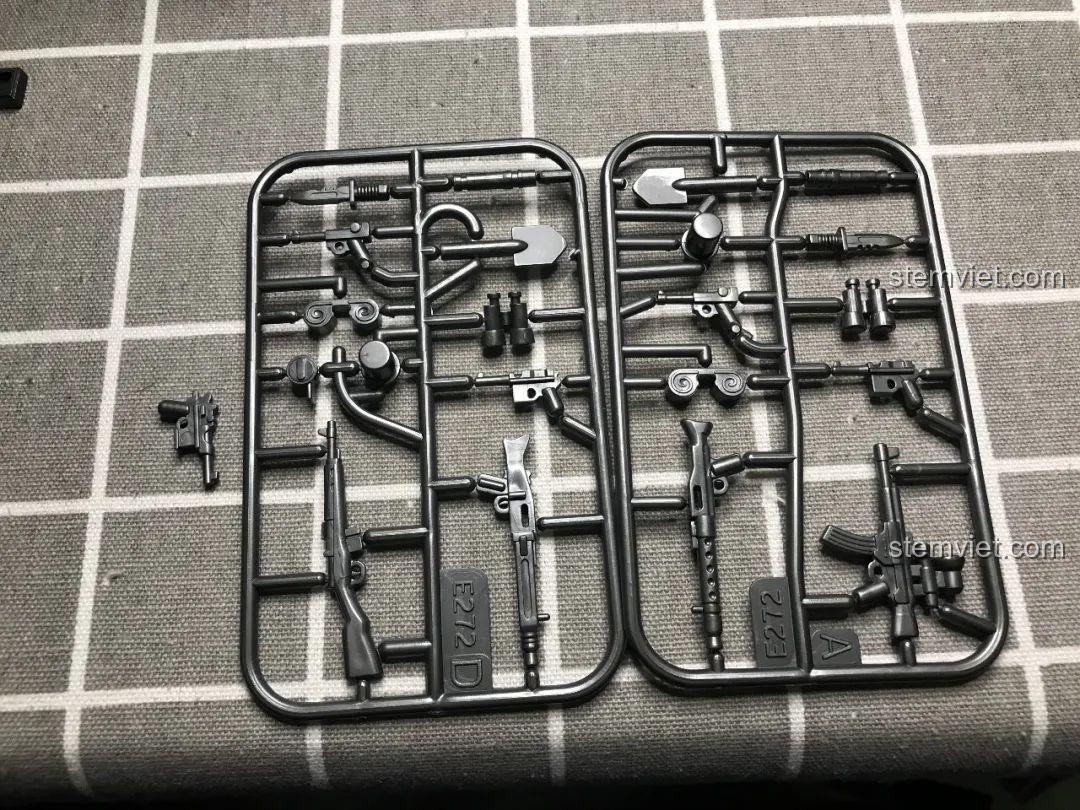 Các thanh phụ kiện vũ khí đi kèm bộ đồ chơi lắp ráp JiaZhi 0107 Marder III Ausf.H, bao gồm súng trường, súng lục và xẻng, tăng tính chân thực cho mô hình.