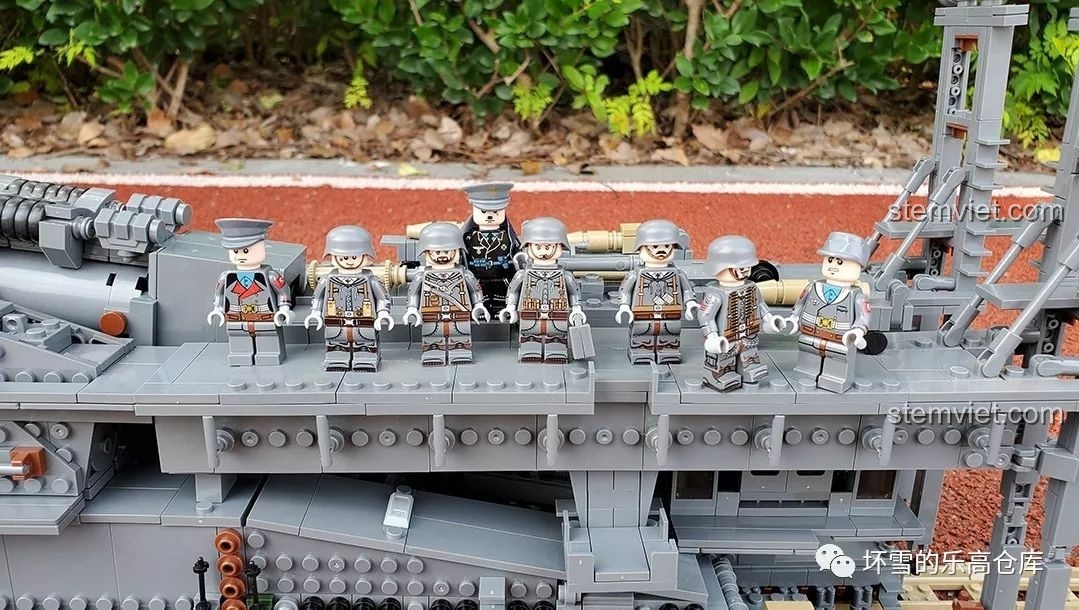 Các tấm phụ kiện vũ khí đi kèm bộ lắp ráp KAZI KY10005, bao gồm súng trường, súng máy và các loại vũ khí khác.