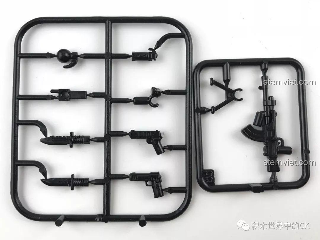 Vỉ vũ khí và phụ kiện của mẫu thứ hai trong bộ LELE 36029, có thêm một khẩu súng trường.