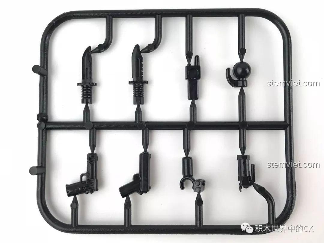 Vỉ vũ khí và phụ kiện đi kèm trong bộ đồ chơi lắp ráp LELE 36029 Căn Cứ Chiến Trường Sinh Tồn PUBG.