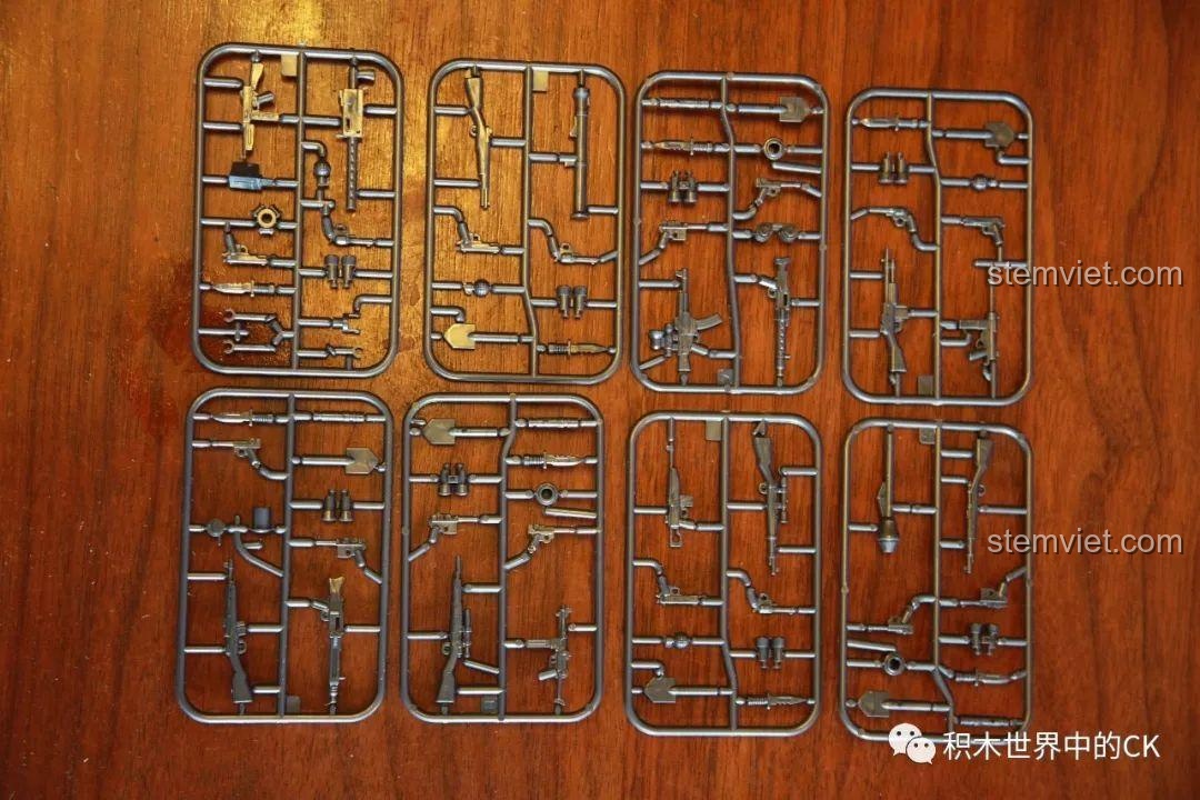 Các tấm phụ kiện vũ khí đi kèm bộ minifigure quân đội Ba Lan Senbao, bao gồm súng, xẻng và các trang bị khác, chi tiết sắc nét.