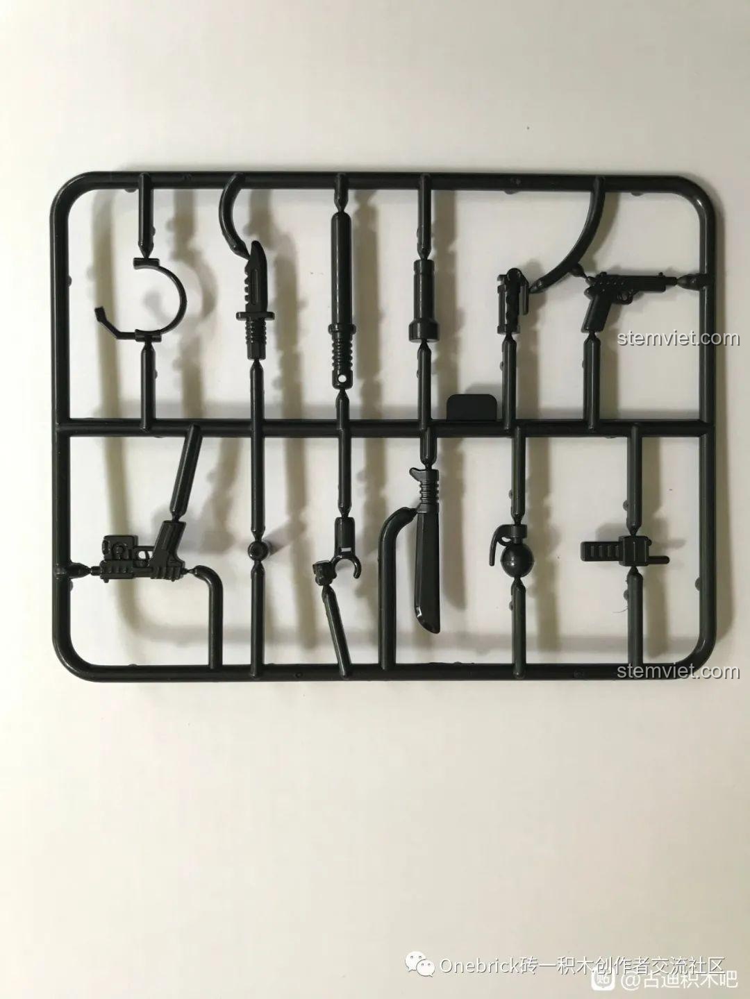 Khung phụ kiện vũ khí cho minifigures trong bộ GUDI 6104, bao gồm súng, dao, lựu đạn và các dụng cụ khác.