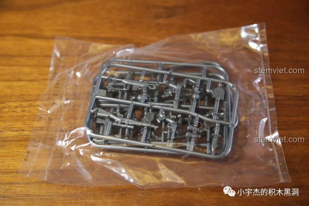 Vỉ vũ khí và phụ kiện đi kèm trong bộ lắp ráp Xe Tăng Hạng Nhẹ M5 Stuart cho bé 6+.