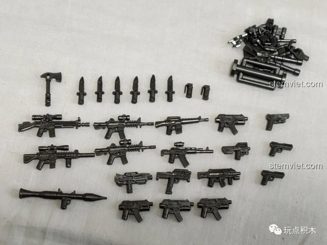 Toàn bộ kho vũ khí và phụ kiện đi kèm trong bộ đồ chơi xây dựng 102467, từ súng trường, súng lục đến dao găm.