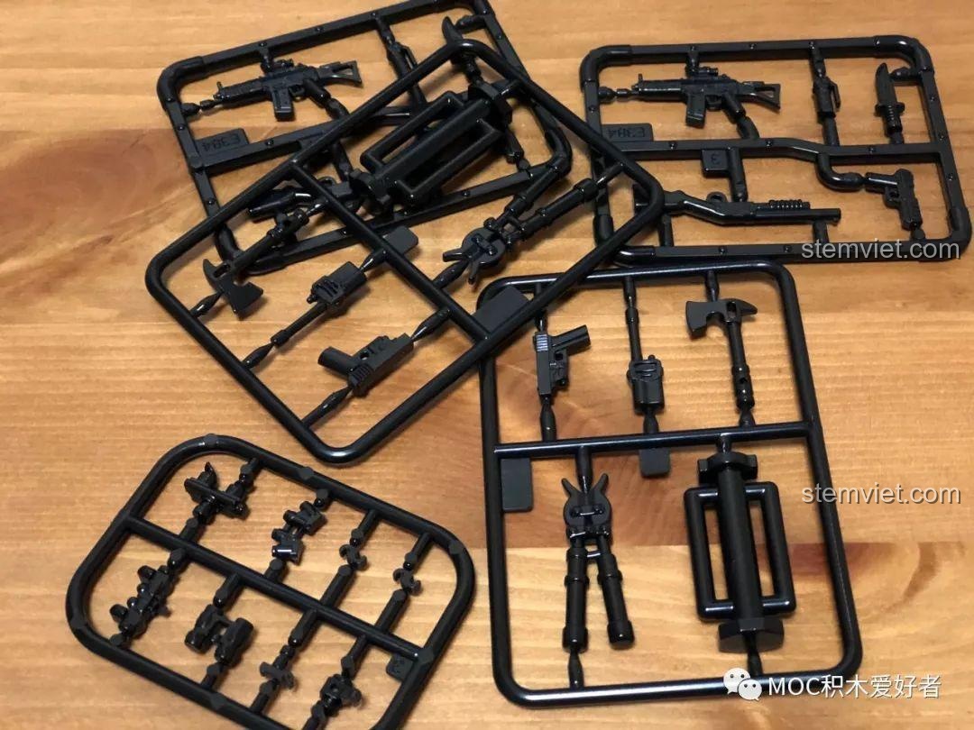 Các phụ kiện vũ khí và công cụ đi kèm bộ đồ chơi lắp ráp Sembo 202119 Trực thăng tấn công Z-10, đa dạng và chi tiết.