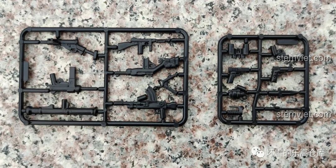 Các phụ kiện vũ khí đi kèm bộ lắp ráp xe tăng Sherman M4A1 QUANGUAN 81, bao gồm nhiều loại súng và lựu đạn, giúp tăng tính chân thực và đa dạng cho trò chơi. Đồ chơi lắp ráp quân sự.